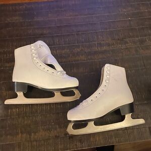 American Athletic Women's 524 Ice Skates, Size 8 White figure skates